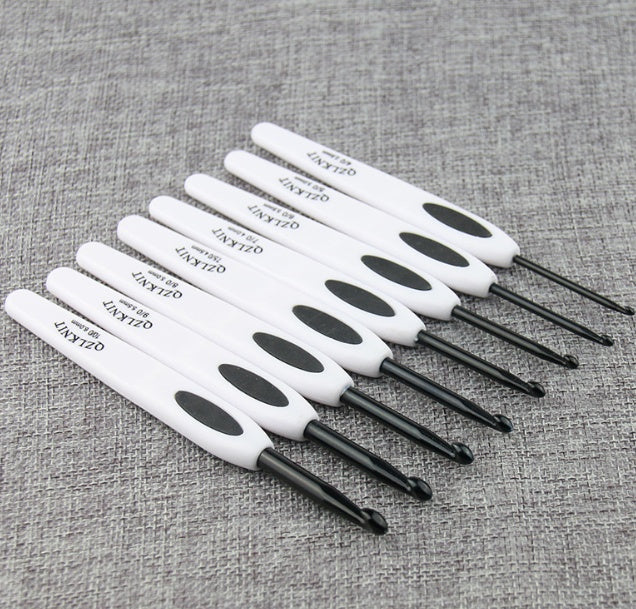 Arts And More aluminum crochet kit with ergonomic white and black handles in various sizes